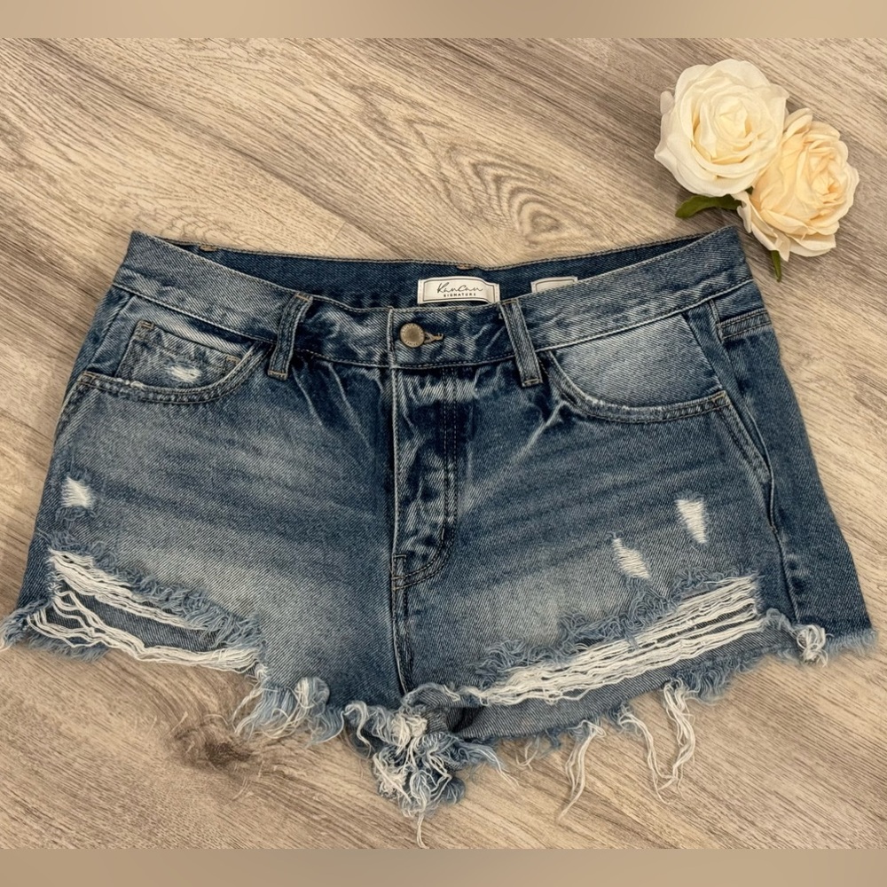 Kancan Signature High Rise Medium Wash Denim Shorts Estilo Distressed Size Large
